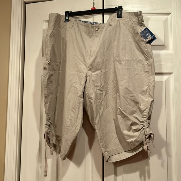 Izod Pants - Izod sz 24 Stone Colored Knee Length Shorts -NWT